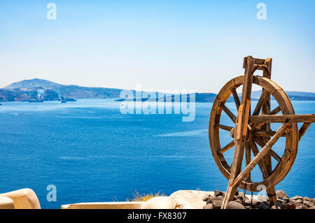 La roue tournante dans la belle ville de Oia, avec une vue sur la caldeira de Santorin, Grèce. Banque D'Images