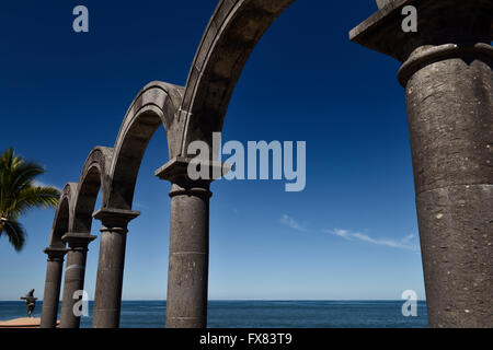 Des arches en pierre à Los Arcos Amphetheater sur le Malecon de Puerto Vallarta, Mexique Banque D'Images