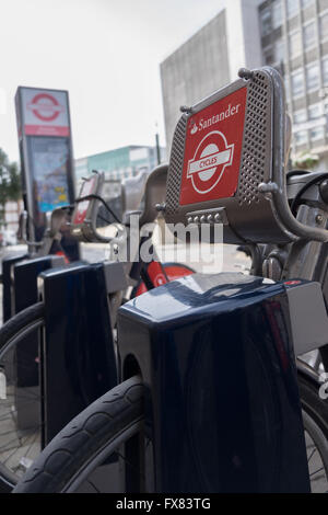 Santander parrainage sur une rangée de 'Boris' Vélos à louer à Londres, Banque D'Images