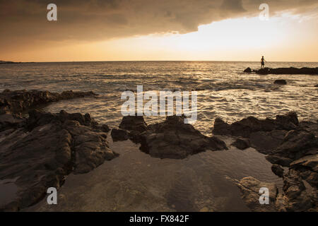 Vue de la côte au sud de Port de Kawaihae au coucher du soleil. Banque D'Images