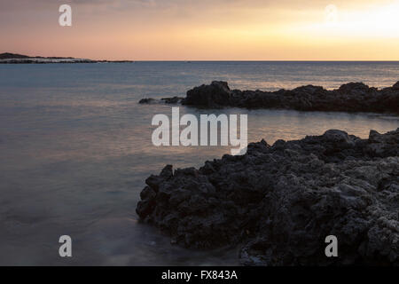 Vue de la côte au sud de Port de Kawaihae au coucher du soleil. Banque D'Images