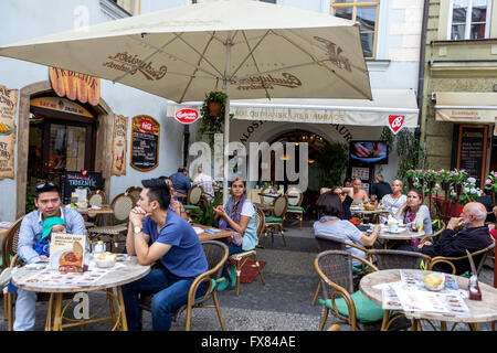 Personnes touristes Prague Restaurant bar et café sur la place Malostranske Namesti, Prague Mala Strana République tchèque Banque D'Images