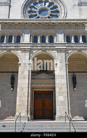 Entrée principale du style italien st. Mary du lac église catholique situé dans le quartier de uptown Chicago, Illinois. Banque D'Images