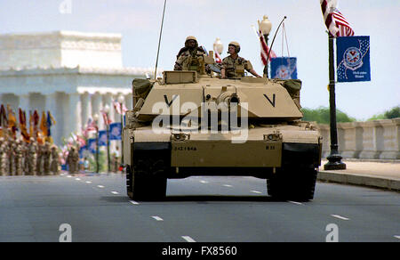 Washington, DC., USA, 8 juin, 1991 Une foule de drapeaux de 200 000 anciens combattants ont acclamé de l'opération Tempête du désert comme la capitale du pays a organisé sa plus grande célébration de la victoire depuis la fin de la Seconde Guerre mondiale. Dirigé par le général H. Norman Schwarzkopf, environ 8 800 soldats - y compris la 1ère Armée américaine de Fort Meade dans mars Arlington Memorial Bridge. 31 machines de guerre telles que M-1 réservoirs, Humvees, lance-roquettes et missiles Patriot le célèbre sont également inclus dans le défilé. M-1 Abrams tank durs sur le memorial bridge. Credit : Mark Reinstein Banque D'Images