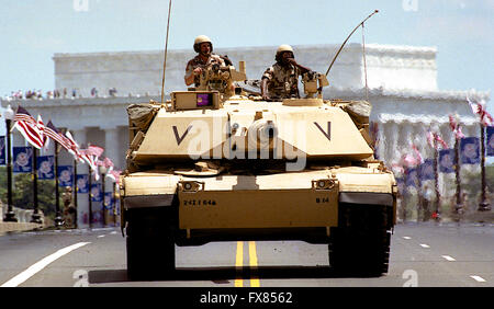 Washington, DC., USA, 8 juin, 1991 Une foule de drapeaux de 200 000 anciens combattants de samedi ont applaudi l'opération Tempête du désert comme la capitale du pays a organisé sa plus grande célébration de la victoire depuis la fin de la Seconde Guerre mondiale. Dirigé par le général H. Norman Schwarzkopf, environ 8 800 soldats - y compris la 1ère Armée américaine de Fort Meade dans mars Arlington Memorial Bridge. 31 machines de guerre telles que M-1 réservoirs, Humvees, lance-roquettes et missiles Patriot le célèbre sont également inclus dans le défilé. M-1 Abrams tank durs sur le memorial bridge. Credit : Mark Reinstein Banque D'Images