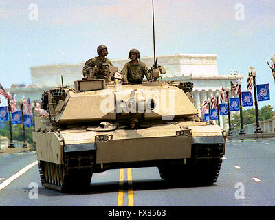 Washington, DC., USA, 8 juin, 1991 Une foule de drapeaux de 200 000 personnes ont applaudi les vétérans de l'opération Tempête du désert comme la capitale du pays a organisé sa plus grande célébration de la victoire depuis la fin de la Seconde Guerre mondiale. Dirigé par le général H. Norman Schwarzkopf, environ 8 800 soldats - y compris la 1ère Armée américaine de Fort Meade dans mars Arlington Memorial Bridge. 31 machines de guerre telles que M-1 réservoirs, Humvees, lance-roquettes et missiles Patriot le célèbre sont également inclus dans le défilé. M-1 Abrams tank durs sur le memorial bridge. Credit : Mark Reinstein Banque D'Images