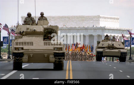 Washington, DC., USA, 8 juin, 1991 Une foule de drapeaux de 200 000 personnes ont applaudi les vétérans de l'opération Tempête du désert comme la capitale du pays a organisé sa plus grande célébration de la victoire depuis la fin de la Seconde Guerre mondiale. Dirigé par le général H. Norman Schwarzkopf, environ 8 800 soldats - y compris la 1ère Armée américaine de Fort Meade dans mars Arlington Memorial Bridge. 31 machines de guerre telles que M-1 réservoirs, Humvees, lance-roquettes et missiles Patriot le célèbre sont également inclus dans le défilé. Véhicule de combat Bradley et un M-1 Abrams tank conduisez sur le memorial bridge. Credit : Mark Reinstein Banque D'Images