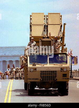 Washington, DC., USA, 8 juin, 1991 Une foule de drapeaux de 200 000 personnes ont applaudi les vétérans de l'opération Tempête du désert comme la capitale du pays a organisé sa plus grande célébration de la victoire depuis la fin de la Seconde Guerre mondiale. Dirigé par le général H. Norman Schwarzkopf, environ 8 800 soldats - y compris la 1ère Armée américaine de Fort Meade dans mars Arlington Memorial Bridge. 31 machines de guerre telles que M-1 réservoirs, Humvees, lance-roquettes et missiles Patriot le célèbre sont également inclus dans le défilé. Les lecteurs de la batterie de missiles Patriot sur le memorial bridge. Credit : Mark Reinstein Banque D'Images