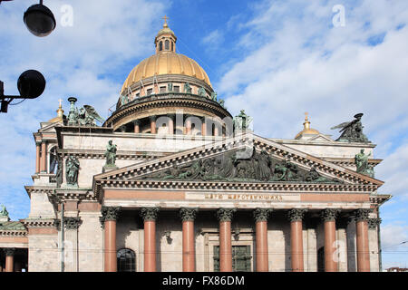 Vue de la Cathédrale Saint Isaac contre ciel bleu à Saint-Pétersbourg, Russie Banque D'Images