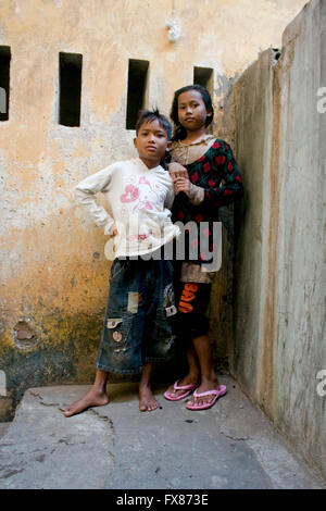 Deux enfants vivant dans la pauvreté pose pour un portrait dans un bidonville à Kampong Cham, Cambodge. Banque D'Images