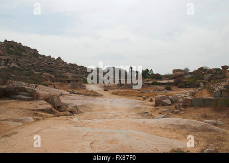 À partir de la voie menant à la solde des Rois Narasimha Temple. Hampi, Karnataka, Inde. Banque D'Images