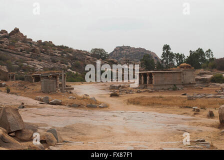 À partir de la voie menant à la solde des Rois Narasimha Temple. Hampi, Karnataka, Inde. Banque D'Images