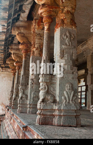 Cloître de piliers ou prakara dans la deuxième cour, Temple Virupaksha, Hampi, Karnataka, Inde. Centre sacré. Banque D'Images