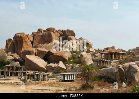 L'extrémité orientale de l'Hampi bazaar, Hampi, Karnataka, Inde. Centre sacré. Vue depuis les contreforts de Matanga Hill. Monolithic Banque D'Images