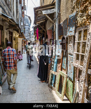 Ruelle typique de la ville de pierre de Zanzibar en Afrique orientale avec meubles anciens et d'autres commerces Banque D'Images