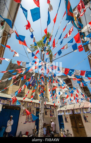 Rouge Blanc et bleu azuré drapeaux décoration d'une petite place en Afrique de l'Est de Zanzibar Stone Town Banque D'Images