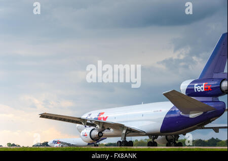 Jets de FedEx Express pour la préparation de décoller à l'Aéroport International de Memphis, le siège mondial de FedEx. USA. Banque D'Images