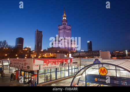 Sur les toits de la ville de Varsovie en Pologne par nuit, Metro Centre et centre commercial, Palais de la Culture et des sciences, le centre-ville Banque D'Images