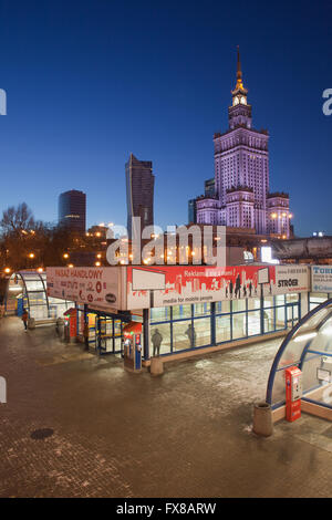 Sur les toits de la ville de Varsovie en Pologne par nuit, Metro Centre et centre commercial, Palais de la Culture et des sciences, le centre-ville Banque D'Images