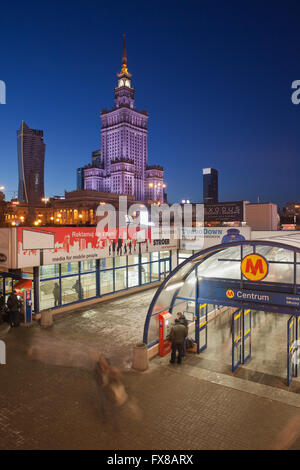 Sur les toits de la ville de Varsovie en Pologne par nuit, entrée - sortie de la station de métro Centrum et le centre commercial, le Palais de la Culture et de la science, Banque D'Images