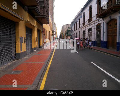 Scène de rue à Lima Pérou montrant des balcons en bois colonial Banque D'Images