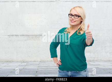 Jeune femme à lunettes showing Thumbs up Banque D'Images