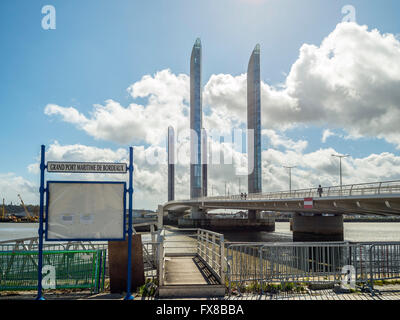 Grand port maritime de Bordeaux et Pont Jacques Chaban-Delmas en arrière-plan. Bordeaux, Aquitaine, France. Banque D'Images