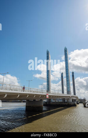 Grand port maritime de Bordeaux et Pont Jacques Chaban-Delmas en arrière-plan. Bordeaux, Aquitaine. La France. Banque D'Images