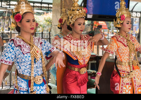 La danse traditionnelle au sanctuaire d'Erawan Bangkok Thaïlande Banque D'Images