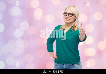 Jeune femme à lunettes showing Thumbs up Banque D'Images