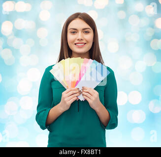 Jeune femme avec des couleurs du nuancier Banque D'Images