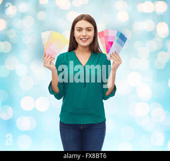 Jeune femme avec des couleurs du nuancier Banque D'Images