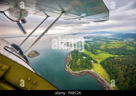 Vue aérienne du château de Dunollie Consolidated Catalina Flying Boat, la baie d'Oban, Argyll Banque D'Images