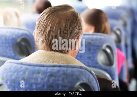 Close up of senior man sitting in bus Voyage Banque D'Images