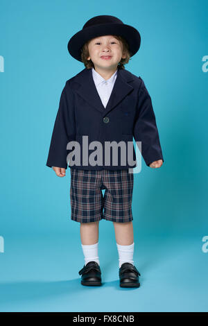 Un enfant de 3 ans la moitié japonais, moitié garçon américain vêtu d'un uniforme d'âge préscolaire. Banque D'Images