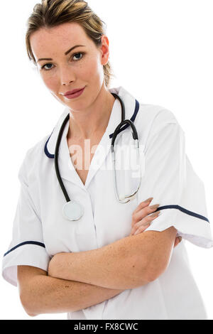 Confiant Friendly femme médecin avec un stéthoscope isolé sur un fond blanc Bras croisés Banque D'Images