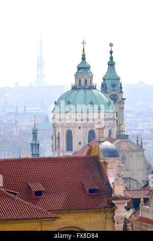 Prague, République tchèque. St Nicholas Church (Kostel svatého Mikuláše - 1755), Baroque du château, la tour de télévision de Žižkov derrière Banque D'Images