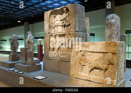 Köln, Innenstadt, Roncalliplatz, Römisch-Germanisches Museum, in der Mitte : Grabmal des Longinus, obere Voir ein Totenmahl, der Banque D'Images