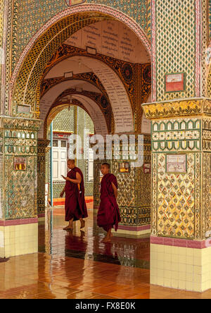 Myanmar Pagode Sutaungpyei des arcs avec deux moines Banque D'Images