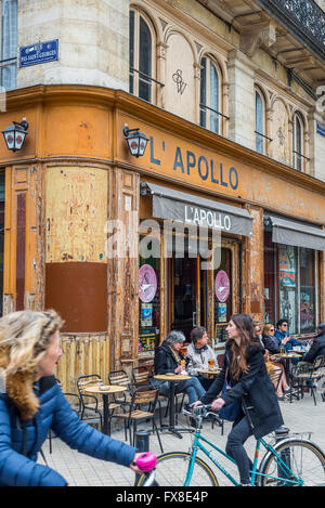 In bike rouler sur l'avant de la terrasse du bar d'Apollo cafe en place Fernand Laffargue square. Bordeaux, Aquitaine. La France. Banque D'Images