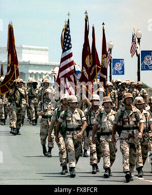 Washington, DC., USA, 8 juin, 1991 Une foule de drapeaux de 200 000 personnes ont applaudi les vétérans de l'opération Tempête du désert comme la capitale du pays a organisé sa plus grande célébration de la victoire depuis la fin de la Seconde Guerre mondiale. Dirigé par le général H. Norman Schwarzkopf, environ 8 800 soldats - y compris la 1ère Armée américaine de Fort Meade dans mars Arlington Memorial Bridge. 31 machines de guerre telles que M-1 réservoirs, Humvees, lance-roquettes et missiles Patriot le célèbre sont également inclus dans le défilé. Marines mars sur le memorial bridge. Credit : Mark Reinstein Banque D'Images