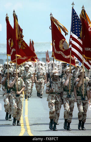 Washington, DC., USA, 8 juin, 1991 Une foule de drapeaux de 200 000 personnes ont applaudi les vétérans de l'opération Tempête du désert comme la capitale du pays a organisé sa plus grande célébration de la victoire depuis la fin de la Seconde Guerre mondiale. Dirigé par le général H. Norman Schwarzkopf, environ 8 800 soldats - y compris la 1ère Armée américaine de Fort Meade dans mars Arlington Memorial Bridge. 31 machines de guerre telles que M-1 réservoirs, Humvees, lance-roquettes et missiles Patriot le célèbre sont également inclus dans le défilé. Marines mars sur le memorial bridge. Credit : Mark Reinstein Banque D'Images