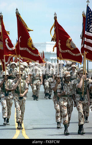 Washington, DC., USA, 8 juin, 1991 Une foule de drapeaux de 200 000 personnes ont applaudi les vétérans de l'opération Tempête du désert comme la capitale du pays a organisé sa plus grande célébration de la victoire depuis la fin de la Seconde Guerre mondiale. Dirigé par le général H. Norman Schwarzkopf, environ 8 800 soldats - y compris la 1ère Armée américaine de Fort Meade dans mars Arlington Memorial Bridge. 31 machines de guerre telles que M-1 réservoirs, Humvees, lance-roquettes et missiles Patriot le célèbre sont également inclus dans le défilé. Marines mars sur le memorial bridge. Credit : Mark Reinstein Banque D'Images