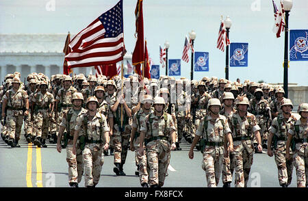 Washington, DC. 6-8-1991 Une foule de drapeaux de 200 000 personnes ont applaudi les vétérans de l'opération Tempête du désert comme la capitale du pays a organisé sa plus grande célébration de la victoire depuis la fin de la Seconde Guerre mondiale. Dirigé par le général H. Norman Schwarzkopf, environ 8 800 soldats - y compris la 1ère Armée américaine de Fort Meade dans mars Arlington Memorial Bridge. 31 machines de guerre telles que M-1 réservoirs, Humvees, lance-roquettes et missiles Patriot le célèbre sont également inclus dans le défilé. Marines mars sur le memorial bridge. Credit : Mark Reinstein Banque D'Images