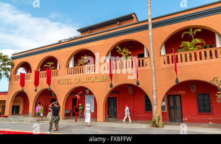 Todos Santos, Mexique - mars 23/2016:touristes visitent l'Hôtel California à Todos Santos sur la Baja Mexicaine. Banque D'Images