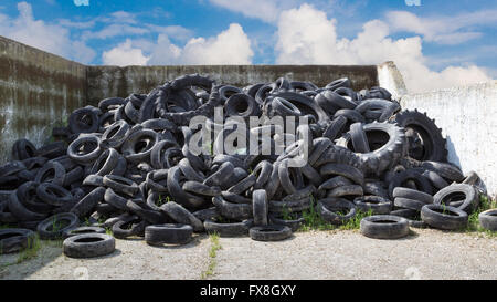 Tas de vieux pneus dans l'usine de recyclage Banque D'Images