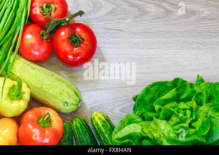 Légumes frais organisé autour de l'image sur fond de bois gris. Télévision jeter with copy space Banque D'Images
