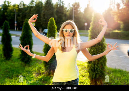 Deux soeurs jouer parc d'été, s'amuser, faire du yoga, de la main, symbole de l'extérieur, relaxation lunettes Banque D'Images