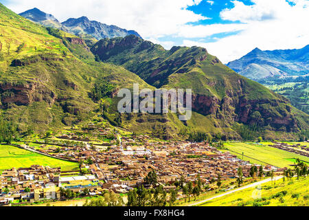 Avis de Pisac village et le Willkanuta Rivière à la Vallée Sacrée des Incas au Pérou Banque D'Images