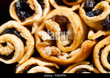 Bonbons diététiques avec les écrous et les raisins secs close up Banque D'Images